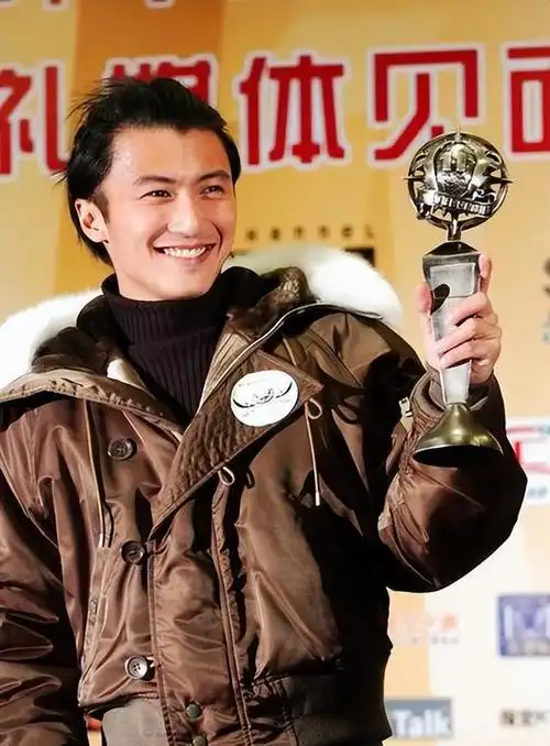 "多情浪子"谢霆锋:肇事逃逸砸烂天价吉他,情断张柏芝痴恋王菲-拜客