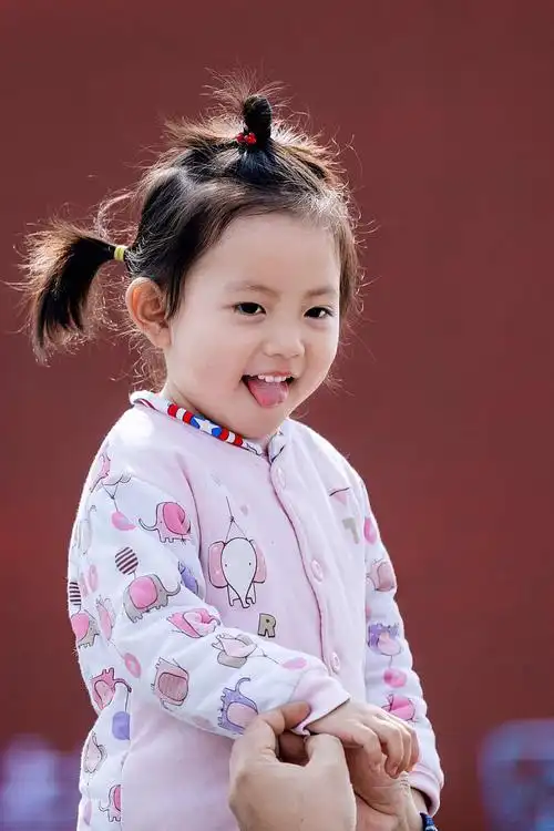 和爸爸撒娇的小女孩