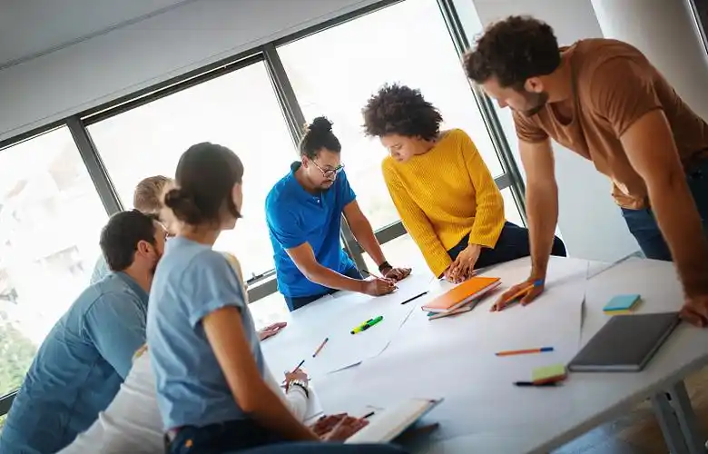 一家初创设计公司的成员在开会.图片下载