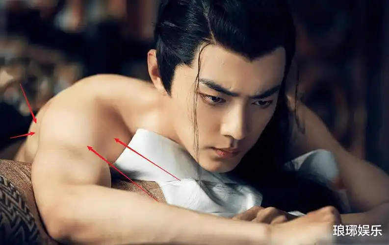 肖战的手臂肌肉简直都要凸起,溢出屏幕一样,真的是让镜头外的每个人都