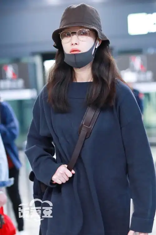 倪妮今日上海机场,渔夫帽,懒人鞋,舒适慵懒的喵总无疑