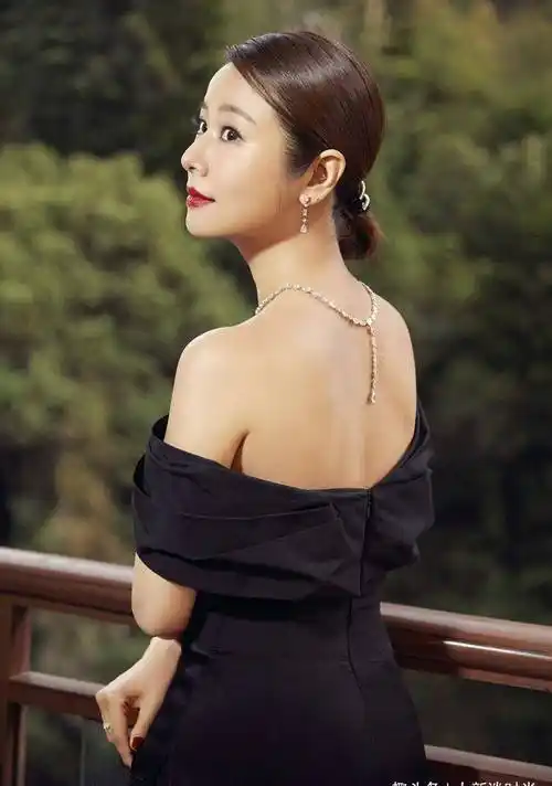 与霍建华结婚后,林心如真是活成了少女,穿衣随性又好看_卫衣_显得