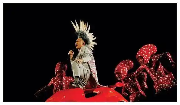 杨千嬅回应用桶喝水,引网友热议_环节_互动_观众