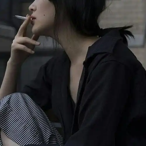 头像霸气抽烟的女生超级霸气的女生抽烟头像