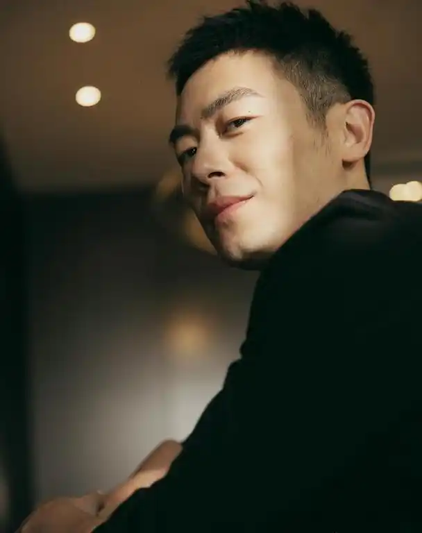 太魔性了!恭喜黄轩朱亚文喜得一"儿子",在内娱组建新家庭