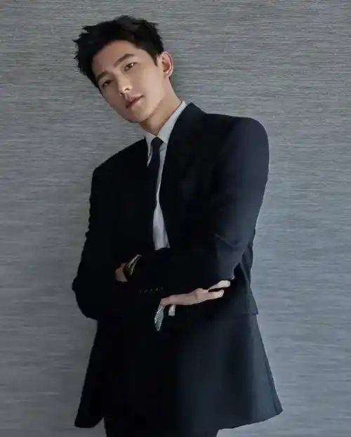 刘大锤拍到杨洋助理酒店楼下接王楚然,杨洋本人未露面,共处4天_明星