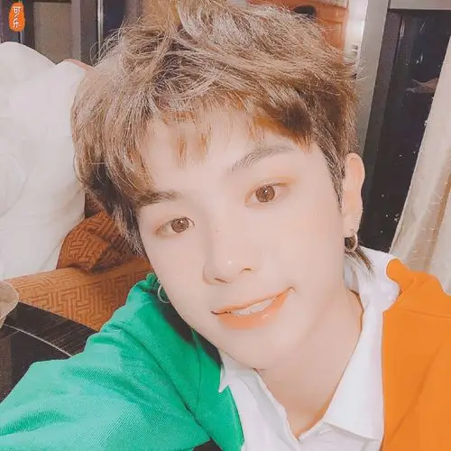 黄明昊自调滤镜头像