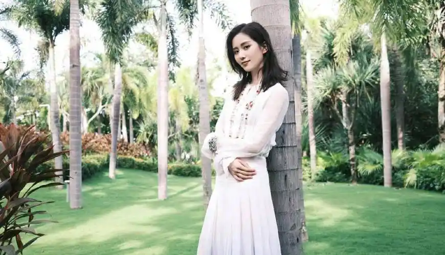 饱读诗书的刘诗诗穿上学生装也是乖巧的好学生的样子,再配上刘诗诗