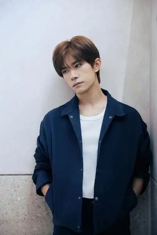 酱园弄中的易烊千玺# 《酱园弄》影人简介中写到"易烊千玺被广泛任