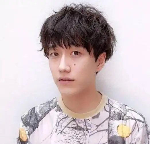 纹理烫碎盖头长发碎盖头一个要点就是发顶的头发留得比较长,超过了6cm