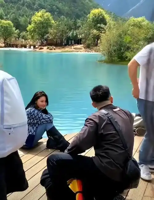 张馨予夫妇骑电车逛云南,摄影,保镖齐上阵,何捷被赞男友力爆棚