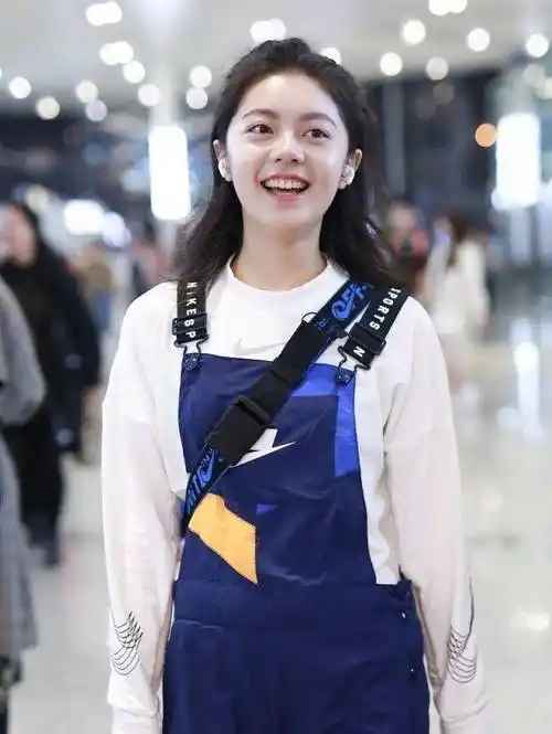 17岁赵今麦越发有星范机场秀全身大牌真奢侈素颜美的无懈可击