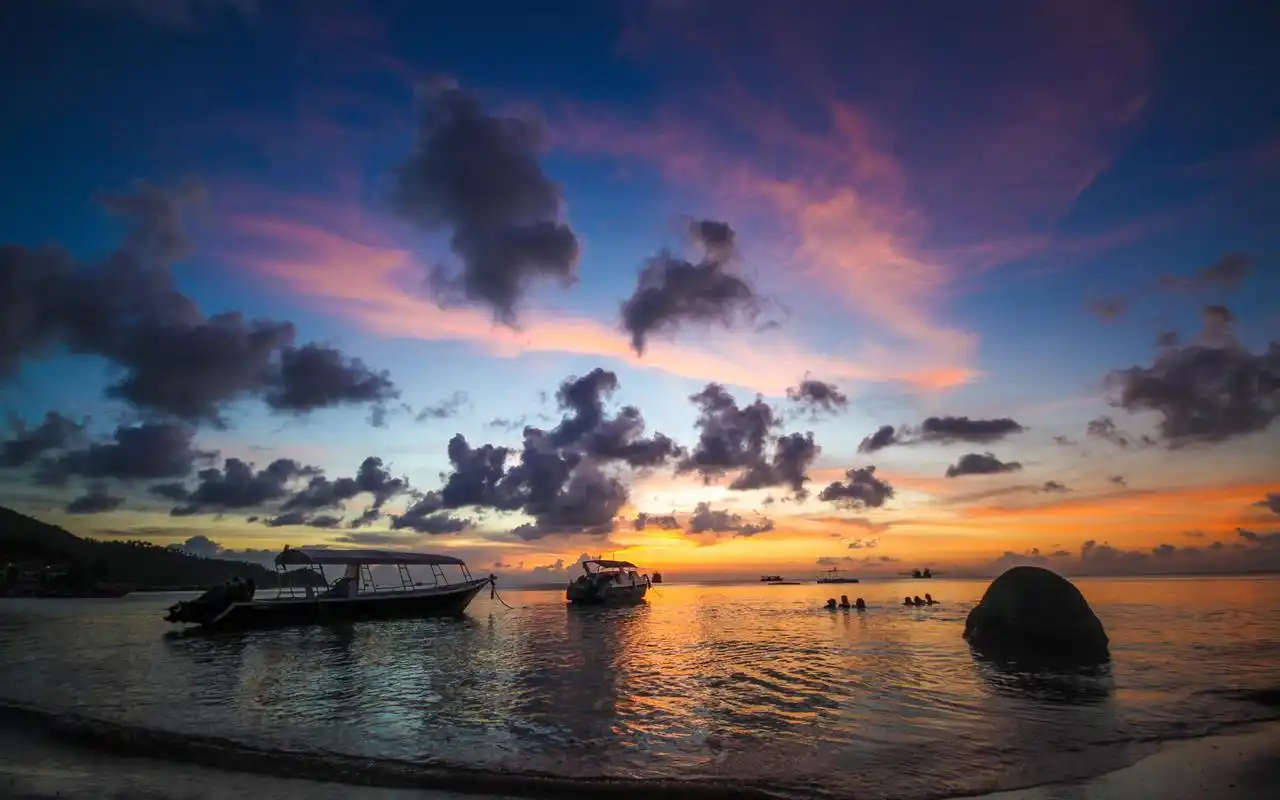 静谧唯美海滩风景图片桌面壁纸