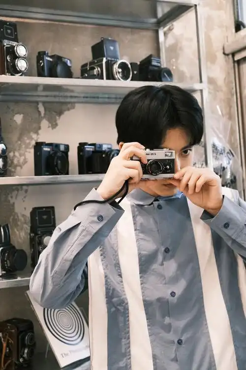 郝富申蓝白衬衫写真曝光果然是棋魂中走出的日系漫画少年