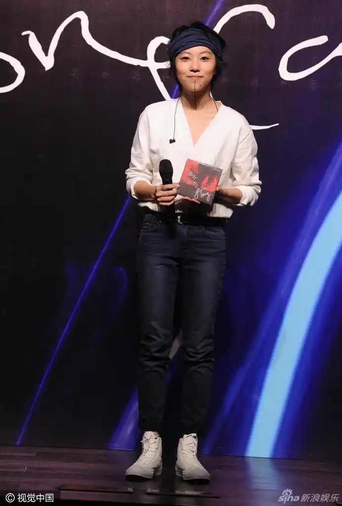 窦靖童羞涩灿笑