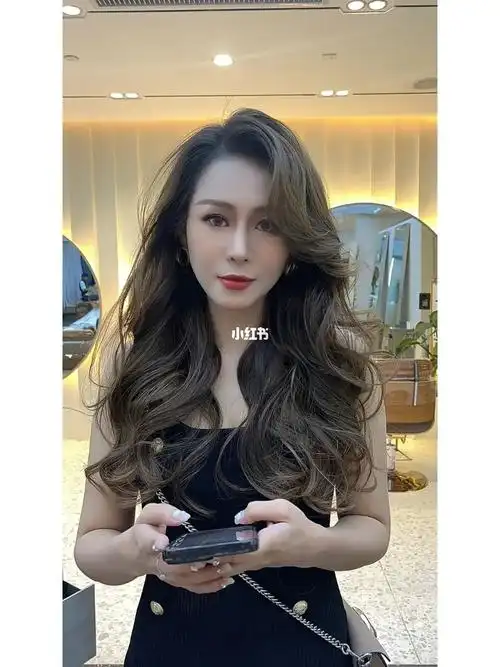 中长发女生标配 法式大波浪卷发