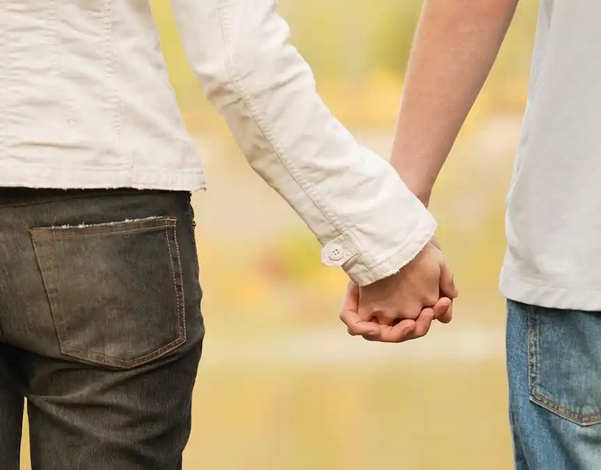 情侣牵手背影图片