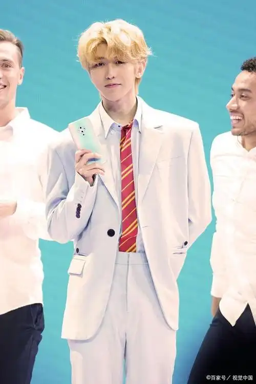 蔡徐坤,1998年8月2日出生于湖南省长沙市,中国内地流行歌手,演员和