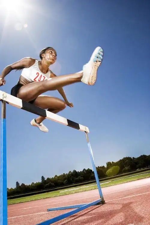 运动员,体育馆,运动场,跑,跳,伸展双臂,竖图,室外,白天,仰视,锻炼