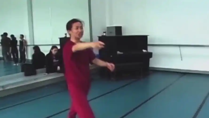 金星再回男儿身?素颜穿男装霸气现身机场,潇洒帅气依然不减当年