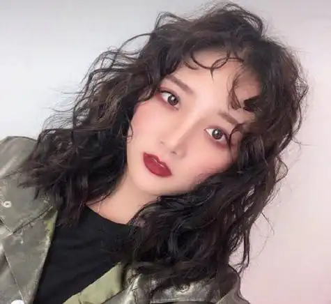 打破秋日单调的女生可爱烫发_卷发_女生发型大全