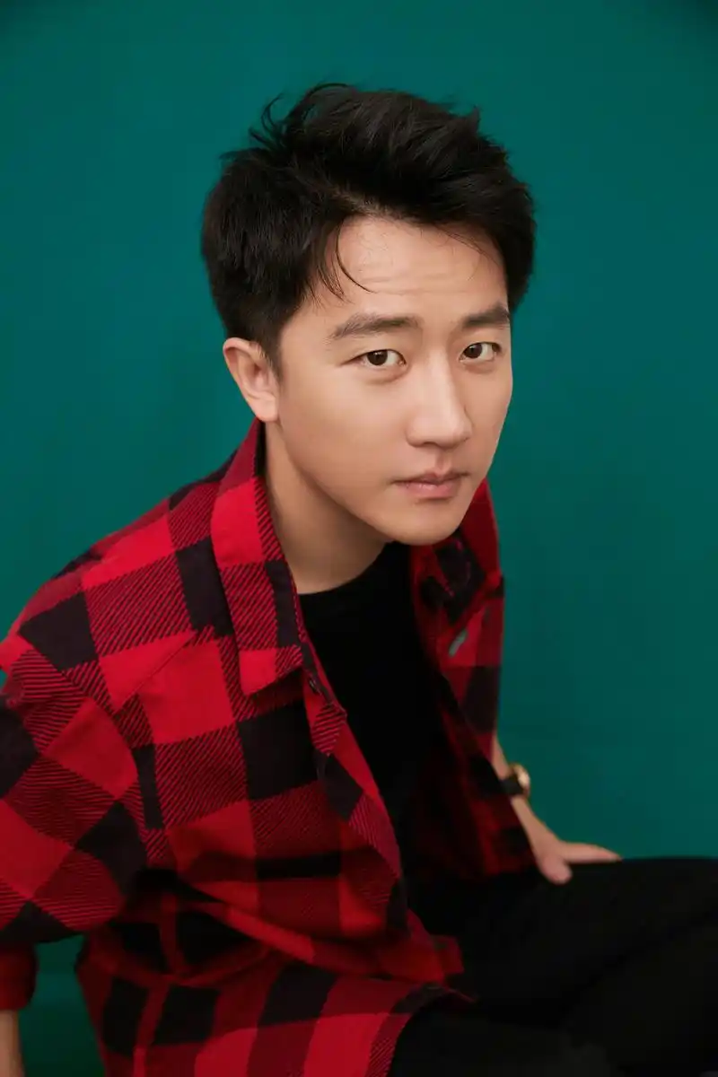 黄轩红黑格子衫活力满满化身临时店长贴心为粉丝试衣