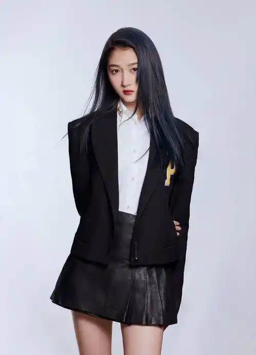 关晓彤黑色西装搭皮裙气质酷飒冷艳惹人怜