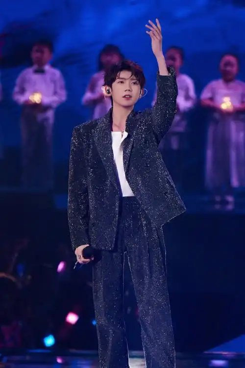 收视榜第一!舞台源太厉害了#王源插着兜出场#@tfboys-王源