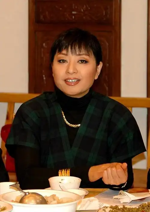 著名歌唱家殷秀梅:一婚闪婚闪离,42岁嫁法国贵族,66岁无儿无女