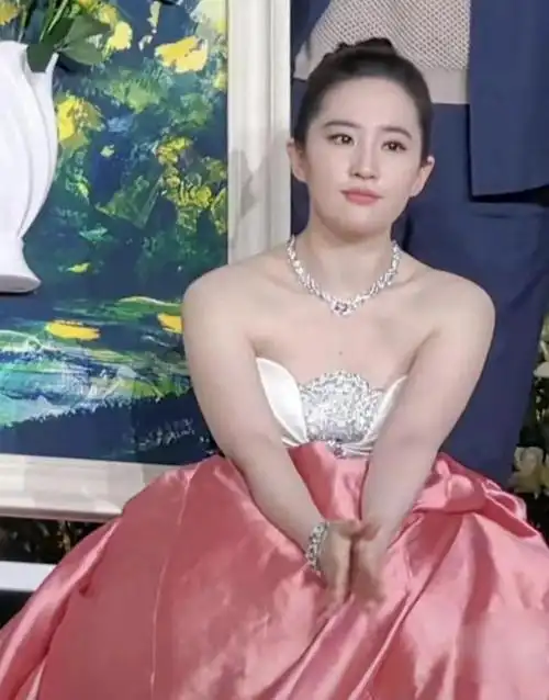 现在胡歌已经人生圆满了,江疏影和刘亦菲的感情生活迟迟没有进展,可能