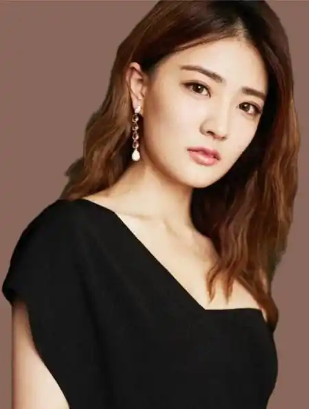 背景强大徐璐:能让杨幂嫉妒的人只有她,靠家庭背景成为流量小花-度小