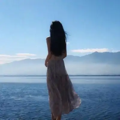 微信头像女生气质唯美背影图片_头像女生背影长发看海_微信头像女生