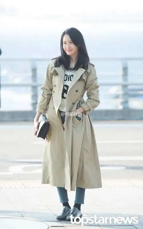 林允儿仁川机场,行走中的衣服架子,百搭又不失时尚