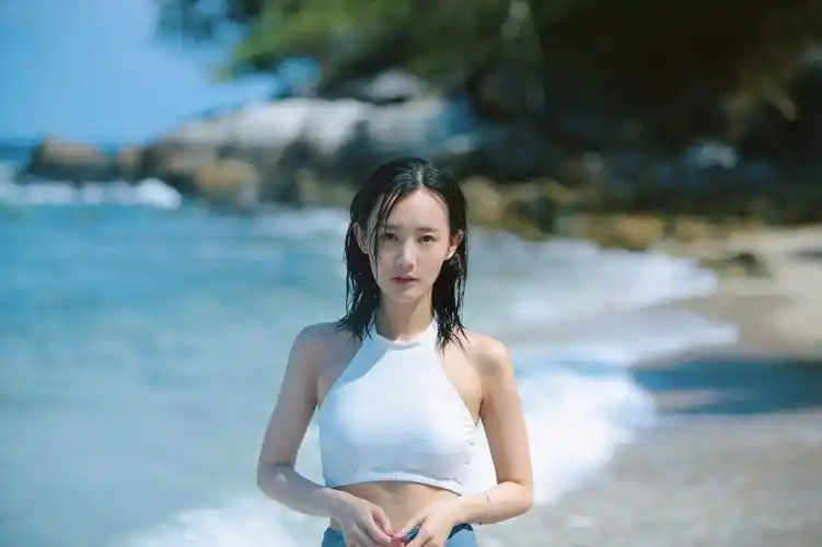李一桐沙滩度假照曝光素颜五官精致气质动人