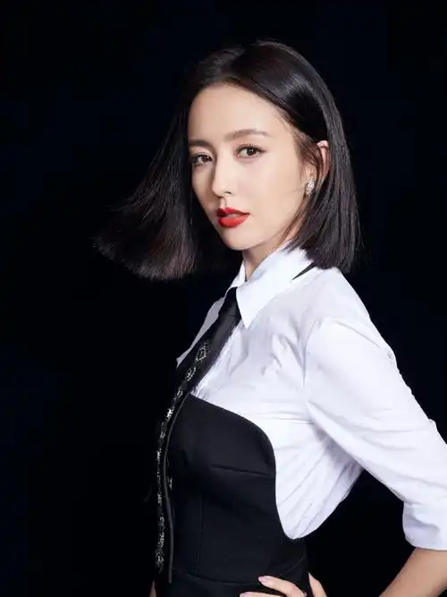 波波头搭拼接色连衣裙亮相活动,减龄时髦|佟丽娅|发型|时髦_新浪新闻