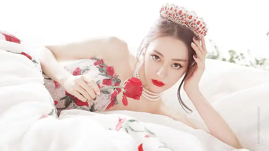 明星迪丽热巴贵气皇冠搭配玫瑰刺绣拖尾白纱裙星尚美图