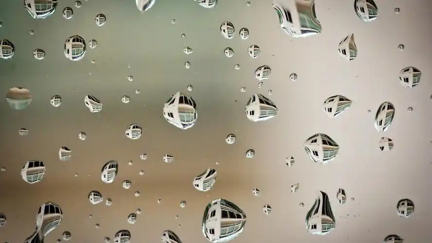 水滴玻璃窗口雨散景最佳的壁纸