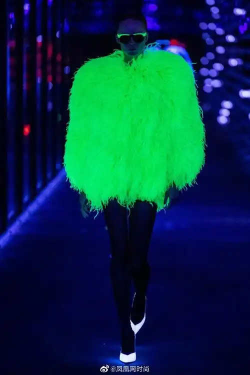 舒淇荧光橙造型