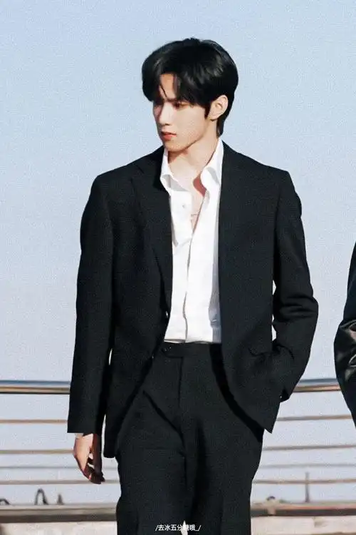 刘耀文无间道黑西装造型