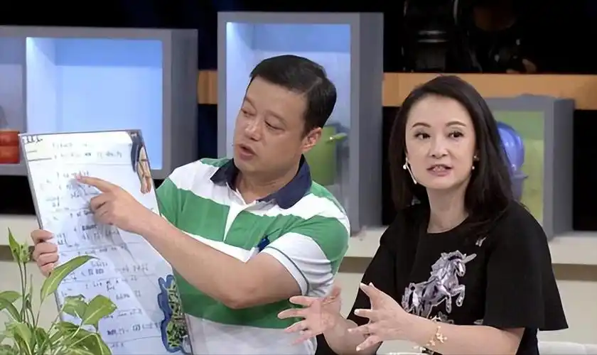 每个行业都有自己的发展历程,这一点主持人也不能例外,现在她已经是五