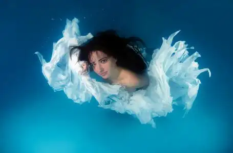 游泳池水下照片图片