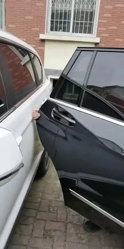 素质从没失望过下车开门只要边上有车就会用手扶着车门