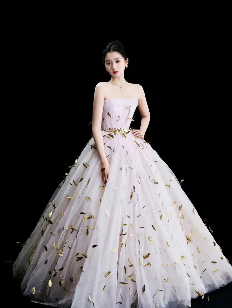 关晓彤这一身金叶子装扮好美