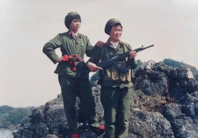 镜头下的对越自卫反击战,珍贵照片,最后那张,战士中弹倒地!