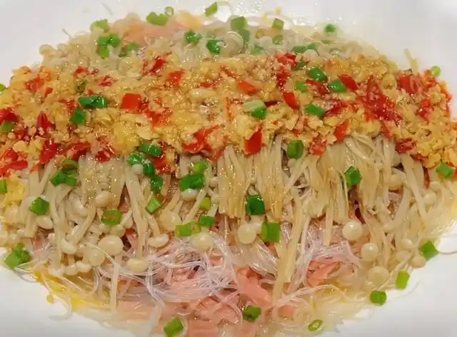 前言:蒜蓉粉丝蒸金针菇家常做法,2分钟就学会,蒜香浓郁,好吃又下饭