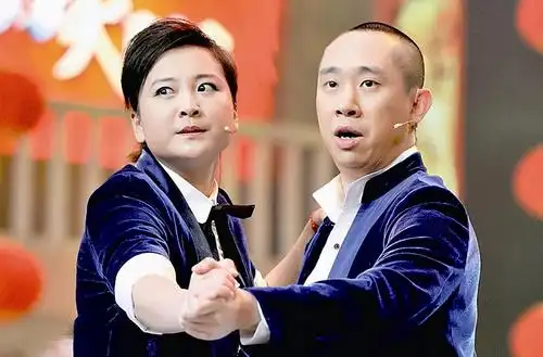 同样作为冯巩的徒弟,昔日搭档贾玲成名成腕,他却把一手好牌打烂