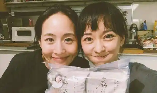 36岁陈意涵产后小腹平坦,双眼皮却老气,网友:大眼美女老的快!