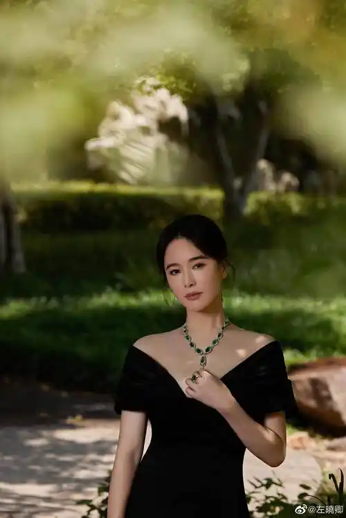 45岁左小青晒珠光宝气好身材 真是妙不可言