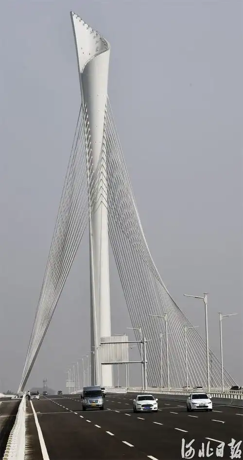 9月28日拍摄的石家庄市复兴大街滹沱河特大桥.