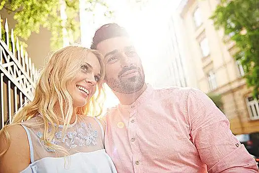 头像,情侣,阳光,看别处,微笑